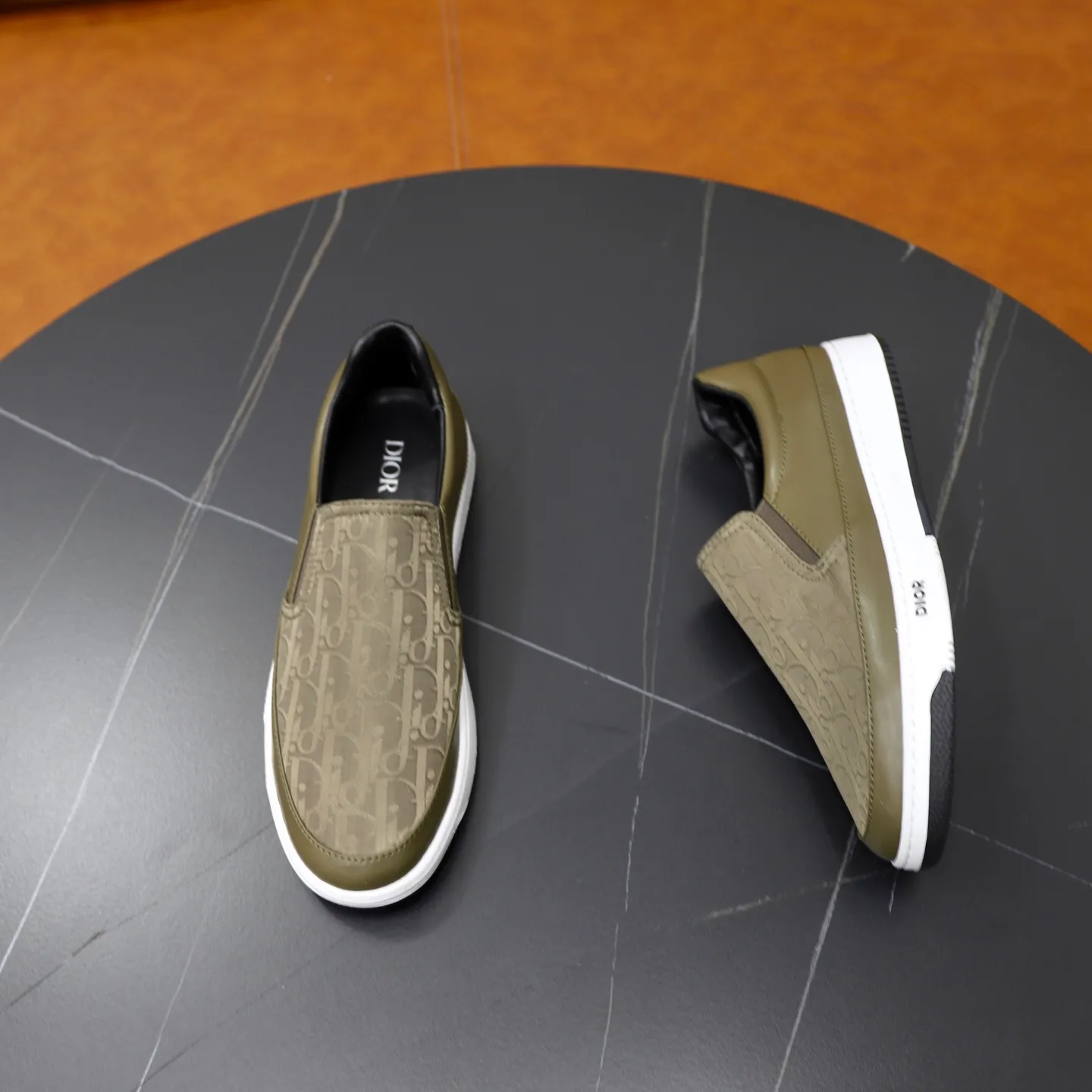 Ex-factory price: 420💰🙅‍♂️🙅‍♂️🙅‍♂️ Brand: Dior DIOR Standard code: 38-44 (45 customized) Grade: Same as the official website Material: Original material splicing Comfortable and breathable lining Lightweight and wear-resistant sports outsole Style category: Men's fashionable casual shoes Running sneakers Distinguished luxury brand elements Top luxury Color: actual picture color